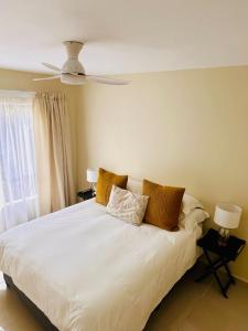 Un pat sau paturi într-o cameră la 12th on The Bay