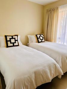 Un pat sau paturi într-o cameră la 12th on The Bay