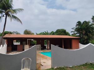 una casa con piscina e recinzione di Paradise a Saquarema
