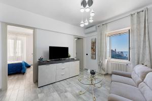 a living room with a couch and a television at A casa di Alida in Cotulo