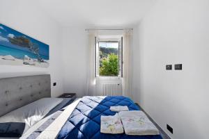 a bedroom with a blue bed and a window at A casa di Alida in Cotulo