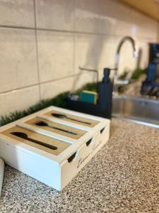 a box sitting on top of a kitchen counter at Márta Vendégház in Gyenesdiás