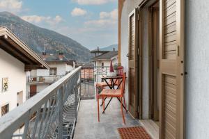 Cảnh núi rừng hoặc tầm nhìn ra núi từ căn hộ