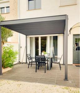 Un patio sau altă zonă în aer liber la Apartment with a terrace 3 minutes from the beaches