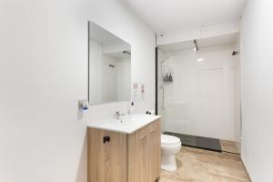 Et badeværelse på Apt Buendía Aeropuerto Málaga Playa + 14 billeder