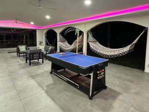 Biliár nebo kulečník v ubytování Game Room • Fire Pit • Pool • Resort Access