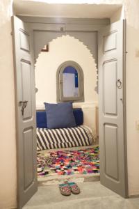 uma porta aberta com um sofá num quarto em Dar Jiblia em Chefchaouene