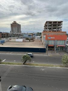 een auto die door een straat rijdt in een stad bij Hyago Monteiro in Capão da Canoa