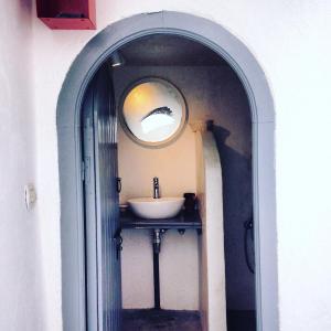 La salle de bains est pourvue d'un lavabo et d'un miroir. dans l'établissement Dar Jiblia, à Chefchaouen