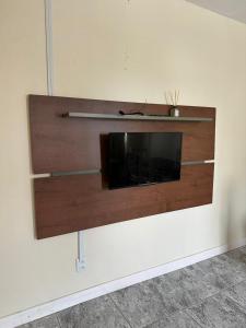 een flatscreen-tv aan de muur bij Hyago Monteiro in Capão da Canoa