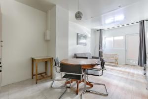 a dining room with a table and chairs in it at Appartement de charme à Boulogne in Boulogne-Billancourt