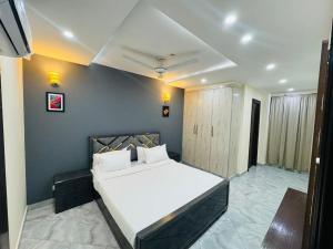 拉合尔DHA Elite Suits的房间里有一张白色大床的卧室