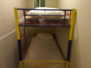 a small room with a bunk bed in a room at O Cantinho da Leninha in Benguela