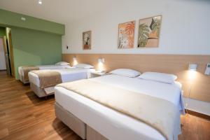 una camera d'albergo con tre posti letto di Bleev Thermas da Mata - Cotia próximo ao Animália Park a Cotia Altre 50 foto