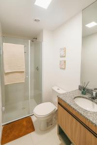 a bathroom with a toilet and a shower and a sink at Liberdade SP a 250m do metrô in Sao Paulo