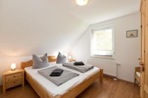 a bedroom with a bed and a window at Kiebitz in Röbel