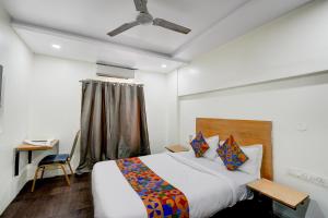 Ένα ή περισσότερα κρεβάτια σε δωμάτιο στο FabHotel Veda Inn