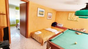 Ένα ή περισσότερα κρεβάτια σε δωμάτιο στο Bellavista-Spa Jacuzzi Sauna Pool