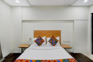 Ένα ή περισσότερα κρεβάτια σε δωμάτιο στο FabHotel Veda Inn +18 φωτογραφίες