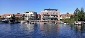 een groep boten aangemeerd in een dok op een rivier bij Seerose in Malchow