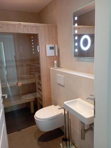 een badkamer met toilet en wastafel bij Seerose in Malchow
