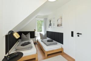 een woonkamer met 2 bedden en een raam bij Seegasse in Unter Göhren