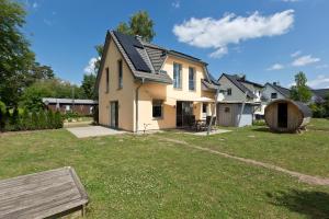 een huis met een zonnedak op een erf bij Seegasse in Unter Göhren