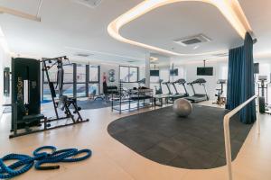une salle de sport avec des tapis roulants et des appareils d'exercice au sol dans l'établissement Co. Next Liberdade - Av. Liberdade, à São Paulo
