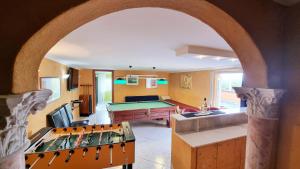 Μια τηλεόραση ή/και κέντρο ψυχαγωγίας στο Bellavista-Spa Jacuzzi Sauna Pool