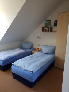 a room with two beds in a attic at Weitblick in Lebbin
