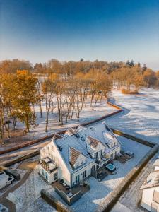 an aerial view of a house with snow and trees at Weitblick in Lebbin
