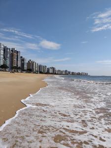 una spiaggia sabbiosa con edifici sullo sfondo di Amy House a Vila Velha