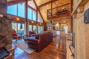 un soggiorno con un divano e un tavolo di Straight From The Heart a Wahkiacus