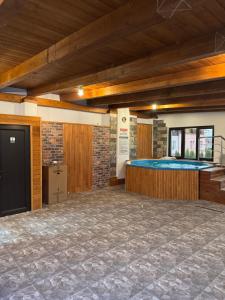 Una habitación grande con una cama azul grande en ella. en Casa Maramureșană, en Vişeu de Sus