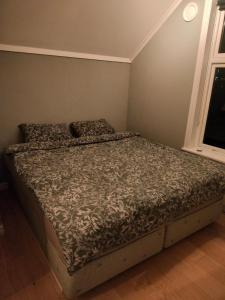 Una cama o camas en una habitación de In the middle of the city, garden and parking!