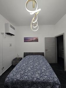 a bedroom with a bed and a mirror on the wall at RENT IN MILAN bilocale di 40 mq con parcheggio in Milan