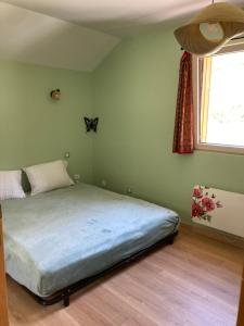 A bed or beds in a room at Chalet du hérisson
