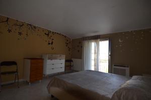 Ένα ή περισσότερα κρεβάτια σε δωμάτιο στο Villetta con giardino in contesto riservato non lontana dal mare BEL01