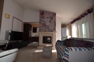 Μια τηλεόραση ή/και κέντρο ψυχαγωγίας στο Villetta con giardino in contesto riservato non lontana dal mare BEL01