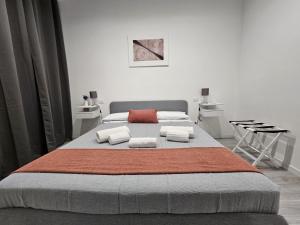 een slaapkamer met een groot bed met handdoeken erop bij Be Your Home - Guest House Il Ferroviere in Civitavecchia