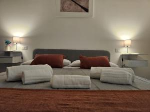 een woonkamer met een bed met 2 kussens bij Be Your Home - Guest House Il Ferroviere in Civitavecchia +40 foto's