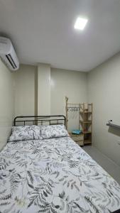 En eller flere senge i et værelse på HOST HOMES Ireland Apartelle