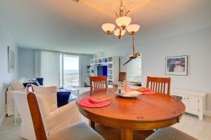 Χώρος καθιστικού στο Steps to Sand Ocean-View Condo in Cocoa Beach!