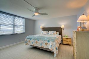 Ένα ή περισσότερα κρεβάτια σε δωμάτιο στο Steps to Sand Ocean-View Condo in Cocoa Beach! +24 φωτογραφίες