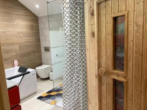 A bathroom at Chalet du hérisson Még 36 kép