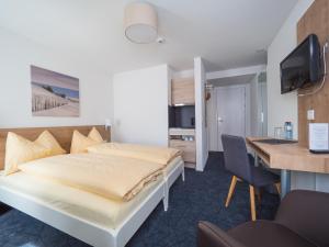una habitación de hotel con una cama y un escritorio en Aparthotel Bären, en Seengen