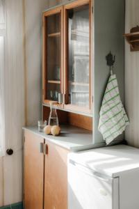 een keuken met een kast en een witte koelkast bij Kepuisten tila in Naantali