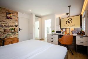 a bedroom with a white bed and a desk at Explorer, Proche Basel, Voyage, Style & Confort in Saint-Louis