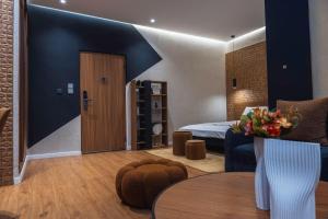 a room with a bed and a table and a room at Studio Spacieux et Moderne à Bietry in Abidjan