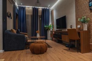 a living room with a couch and a television at Studio Spacieux et Moderne à Bietry in Abidjan